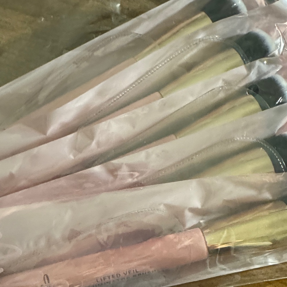 Mally Beauty Blush Brush in Packaging - Soft Pink with Gold Finish - Picture 3 of 3